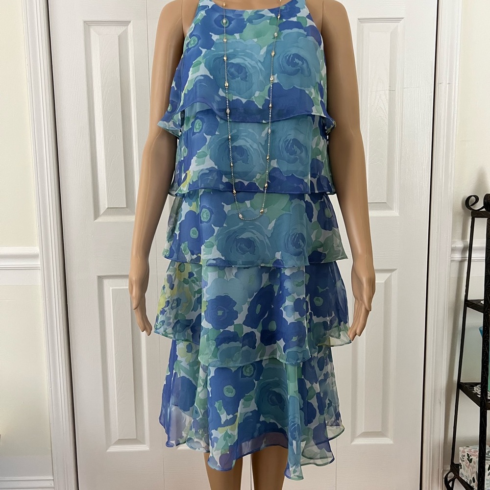 SCARLETT  NWT Beautiful Size 10 Floral Tiered Dress.